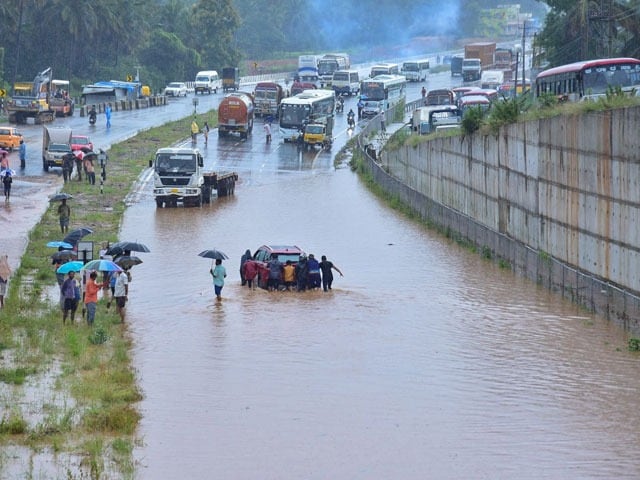 Photo : भारी बारिश से पानी-पानी हुई बेंगलुरू की सड़कें, स्कूल और कॉलेजों में दी गई छुट्टी, देखें तस्वीरें