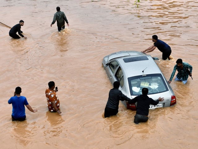 भारी बारिश से पानी-पानी हुई बेंगलुरू की सड़कें, स्कूल और कॉलेजों में दी गई छुट्टी, देखें तस्वीरें