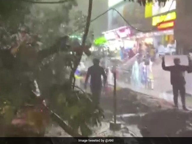 भारी बारिश से पानी-पानी हुई बेंगलुरू की सड़कें, स्कूल और कॉलेजों में दी गई छुट्टी, देखें तस्वीरें