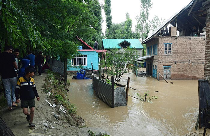 जम्मू-कश्मीर में भारी बारिश से बने बाढ़ जैसे हालात, असम में बाढ़ से बिगड़े हालात