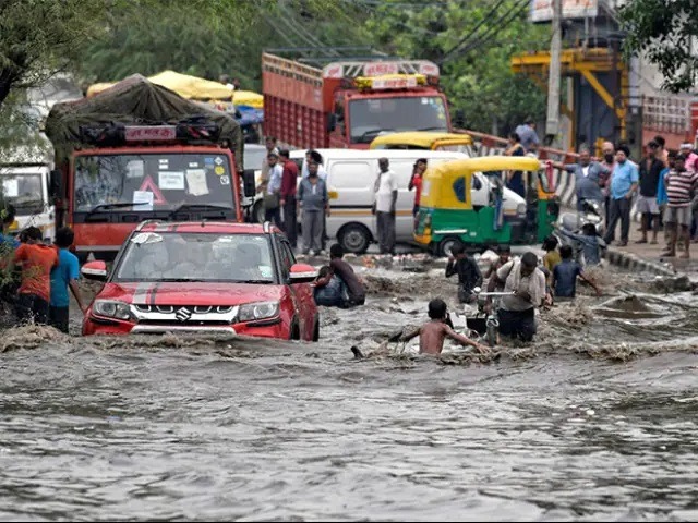 दिल्ली में भारी बारिश: गर्मी-उमस से मिली राहत, तो सड़कों पर भरा पानी