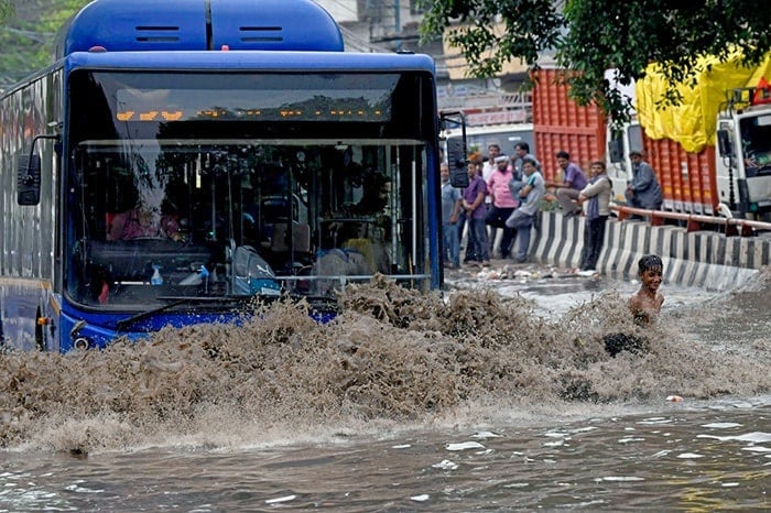 दिल्ली में भारी बारिश: गर्मी-उमस से मिली राहत, तो सड़कों पर भरा पानी