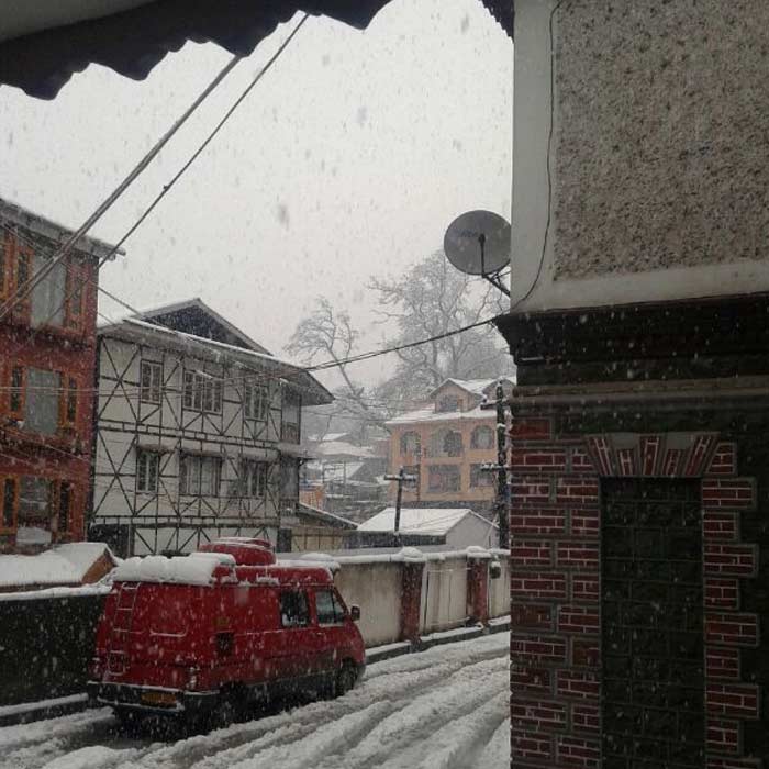 \'Lonely valley\': fresh snowfall cuts Kashmir off