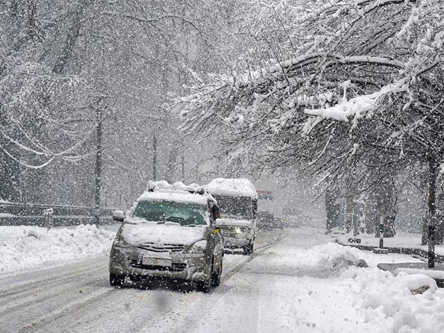 बर्फबारी के चलते कुछ ऐसा है पहाड़ों का नज़ारा...