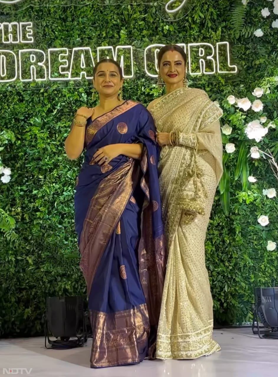 Hema Malini Birthday Bash:हेमा मालिनी की बर्थडे पार्टी में एक्ट्रेस रेखा (Rekha) भी पहुंची थीं. इस दौरान रेखा गोल्डन साड़ी में अपने लुक से कहर ढाती दिखीं. इस दौरान रेखा विद्या बालन (Vidya Balan) के साथ पोज देते नदर आई. बता दें कि इस मौके पर विद्या बालन ब्लू कलर की साड़ी में बेहद खूबसूरत लग रही थी. (फोटो क्रेडिट-इंस्टाग्राम)