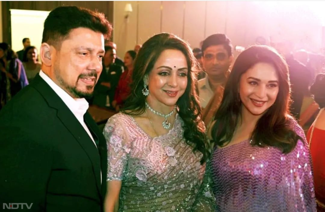 बॉलीवुड की ड्रीम गर्ल के नाम से मशहूर हेमा मालिनी (Hema Malini Birthday Bash) ने 16 अक्टूबर को अपना 75वां बर्थडे सेलिब्रेट किया. इस ग्रैंड पार्टी में बॉलीवुड के कई बड़े सितारों ने शिरकत की. अब  मालिनी ने अपने बर्थडे की इनसाइड फोटो और वीडियो शेयर की. (फोटो क्रेडिट-इंस्टाग्राम-@dreamgirlhemamalini)