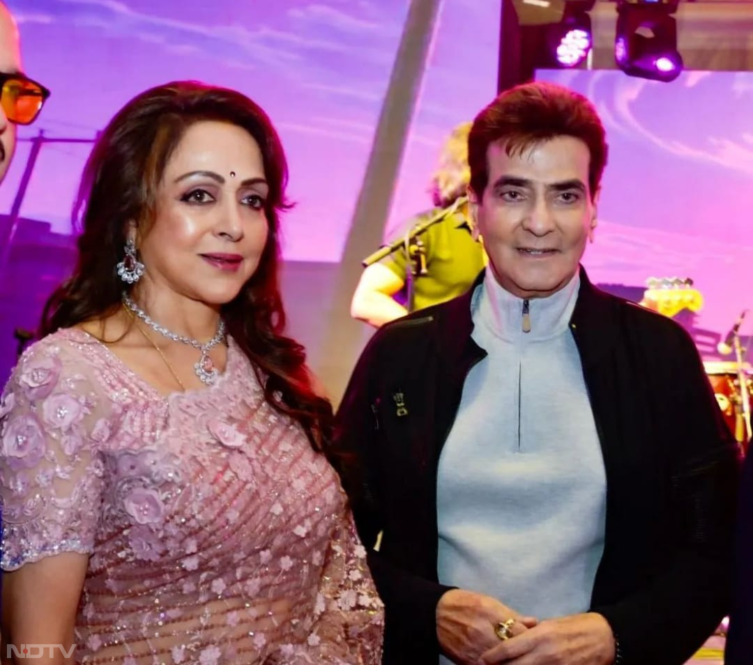 इस फोटो में हेमा मालिनी जितेंद्र के साथ पोज देते नजर आ रही है. (फोटो क्रेडिट-इंस्टाग्राम-@dreamgirlhemamalini)