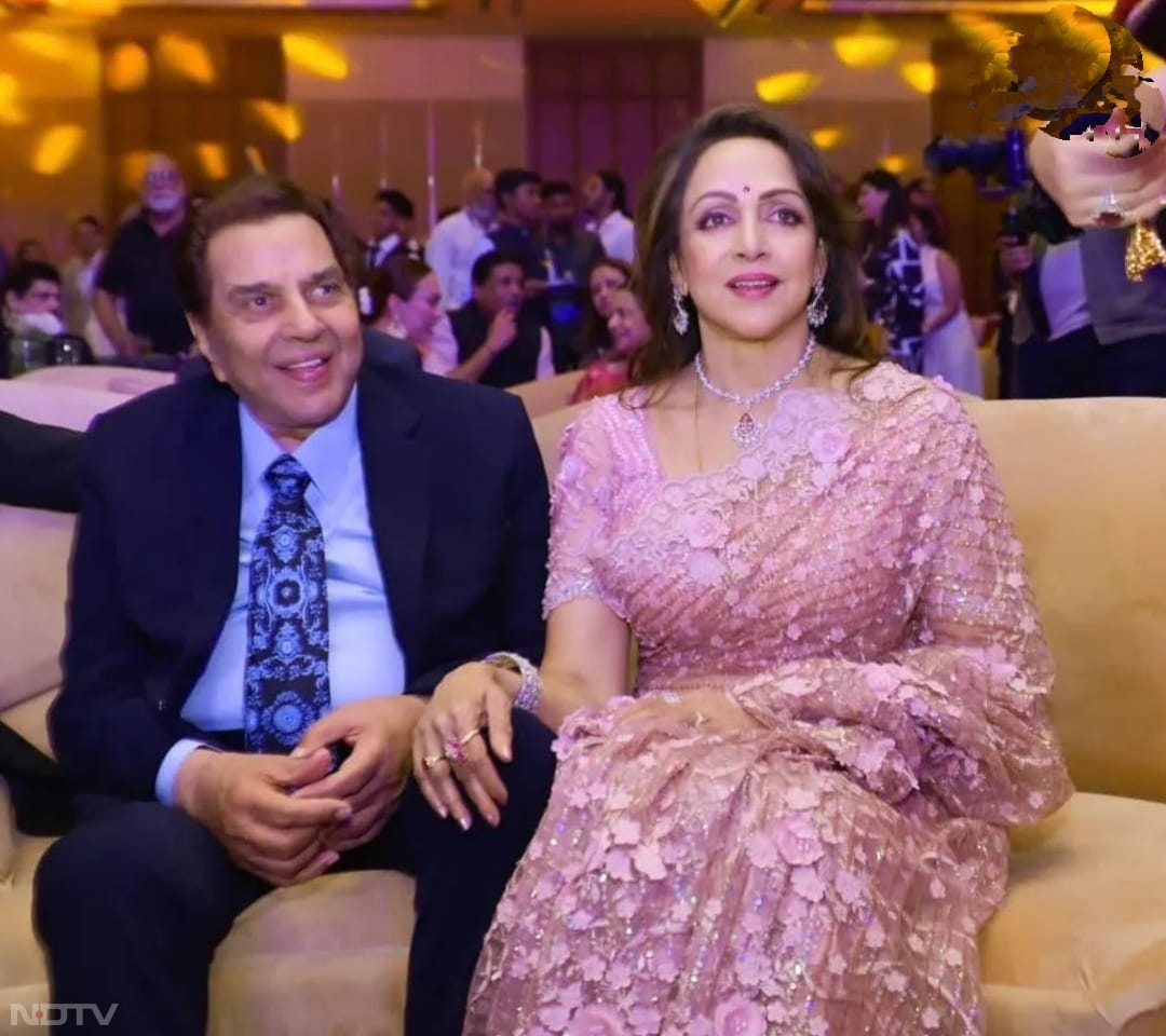 इस फोटो में हेमा मालिनी धर्मेंद्र के साथ पोज देते नजर आ रही है. साथ ही मालिनी ने धर्मेंद्र के लिए एक स्पेशल मैसेज भी शेयर किया.  (फोटो क्रेडिट-इंस्टाग्राम-@dreamgirlhemamalini)