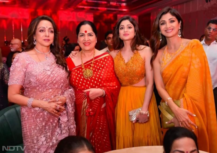 हेमा मालिनी के बर्थडे बैश में शिल्पा शेट्टी (Shilpa Shetty) भी अपनी मां सुनन्दा शेट्टी और बहन शमिता शेट्टी के साथ शामिल हुईं थी. 
इस तस्वीर में हेमा शिल्पा, शमिता और सुनन्दा के साथ पोज देते हुए नजर आ रही है. (फोटो क्रेडिट-इंस्टाग्राम-@dreamgirlhemamalini)