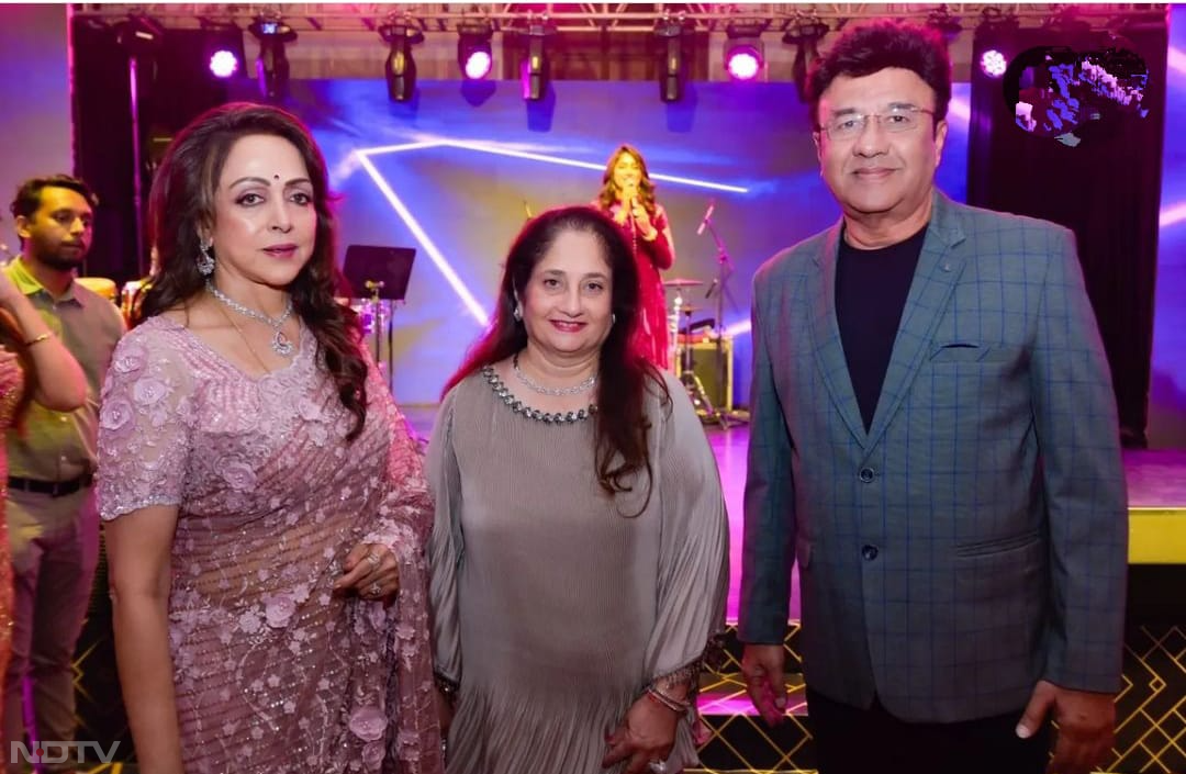 गायक अनु मलिक भी हेमा के बर्थडे पार्टी शिरकत की. (फोटो क्रेडिट-इंस्टाग्राम-@dreamgirlhemamalini)