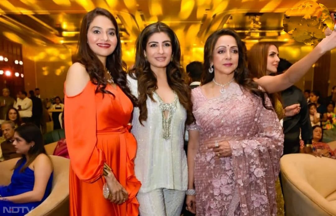 रवीना टंडन भी पार्टी में शामिल हुई. (फोटो क्रेडिट-इंस्टाग्राम-@dreamgirlhemamalini)