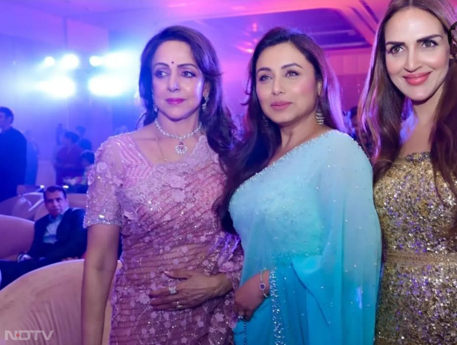 हेमा मालिनी की बर्थडे बैश में रानी मुखर्जी (Rani Mukerji) ने सिरकत की थी. इस दौरान रानी स्काई ब्लू कलर की साड़ी में बेहद खूबसूरत दिख रही थीं. इस तस्वीर में हेमा रानी के साथ पोज दें रही है. (फोटो क्रेडिट-इंस्टाग्राम-@dreamgirlhemamalini)