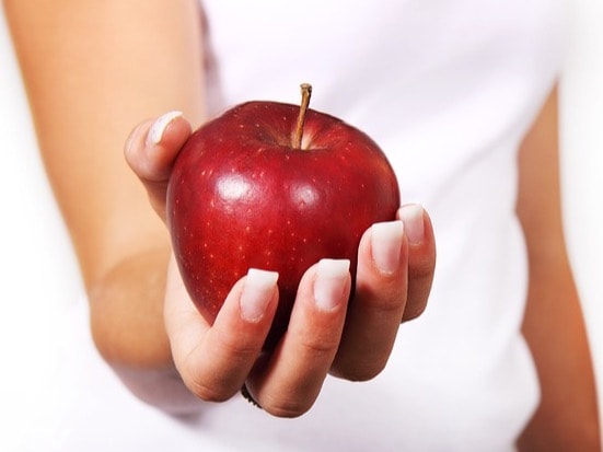 Apples are rich in both soluble and insoluble fibre, particularly pectin, which promotes healthy digestion. Soluble fibre helps in slowing digestion and aiding in nutrient absorption. Insoluble fibre adds bulk to the stool, preventing constipation and promoting regular bowel movements.