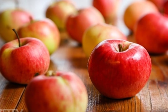 Apples help lower cholesterol levels due to their soluble fibre, which binds to cholesterol in the intestines and helps remove it from the body. Additionally, the antioxidants in apples, like flavonoids, have been linked to a reduced risk of heart disease by improving blood vessel function and lowering blood pressure.