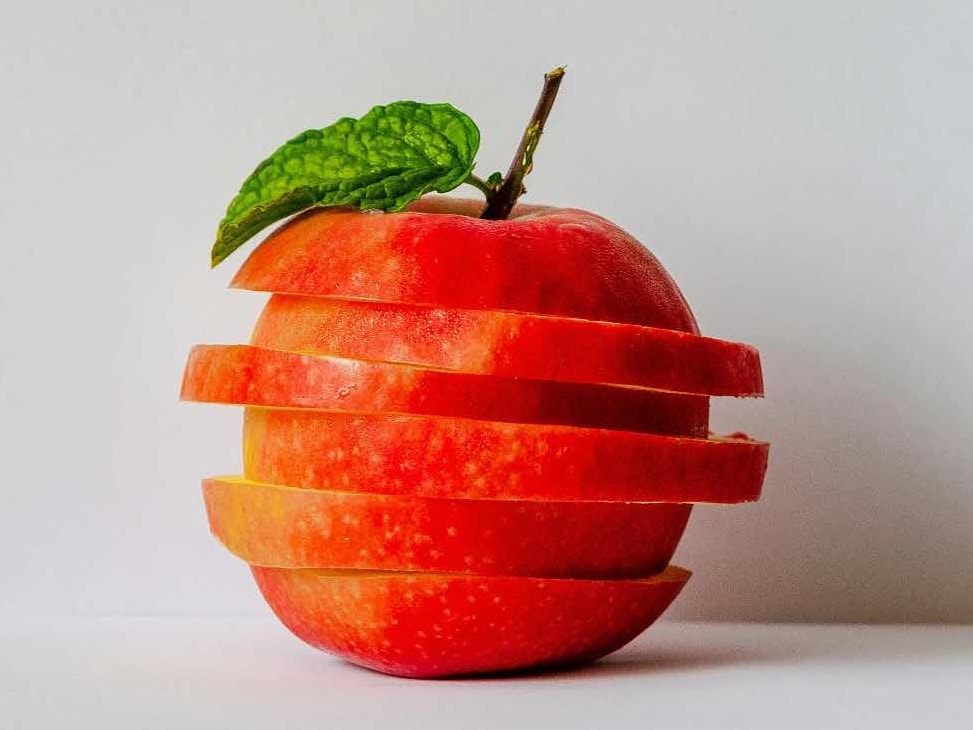 The fibre in apples slows down the absorption of sugar in the bloodstream, helping to stabilise blood sugar levels. This is especially beneficial for individuals with diabetes or those at risk of developing type 2 diabetes. Eating apples regularly can contribute to better glycemic control.