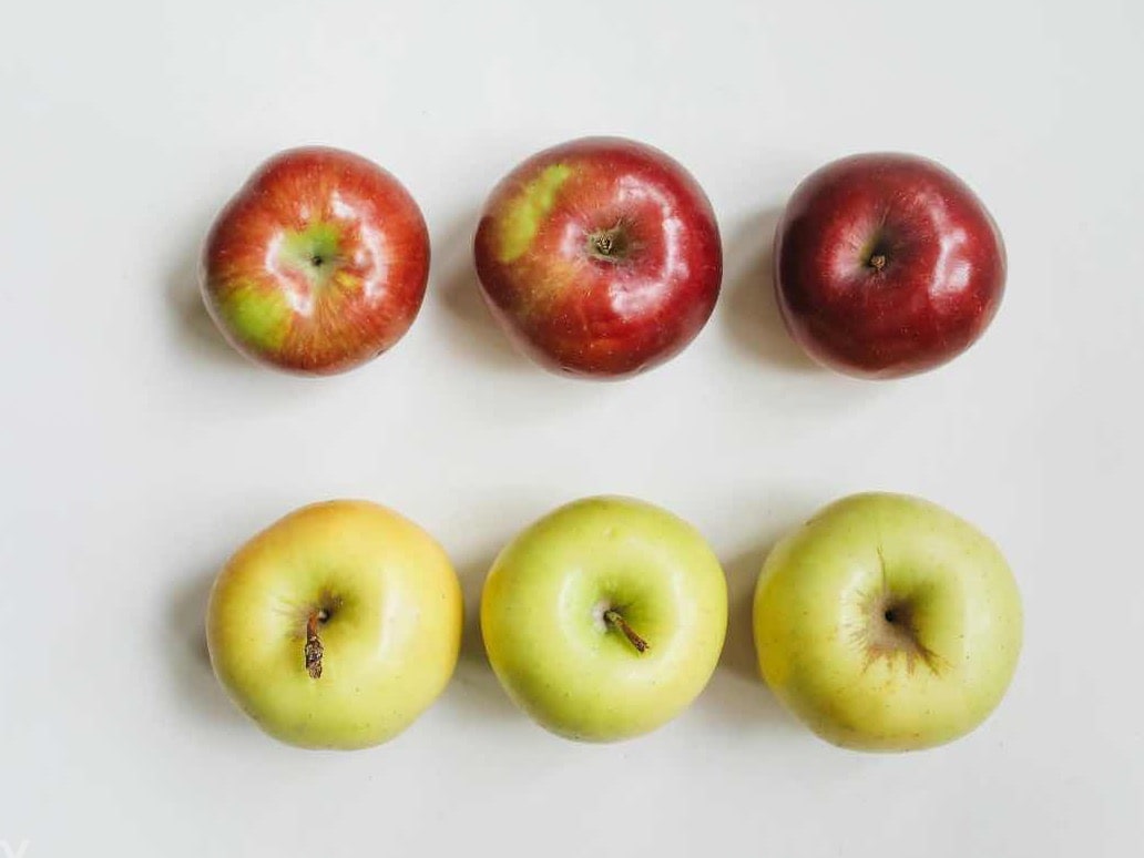 Apples contain quercetin, a powerful antioxidant that has been shown to protect brain cells from oxidative stress and inflammation. Studies suggest that regular consumption of apples may help lower the risk of neurodegenerative diseases such as Alzheimer's and Parkinson's.