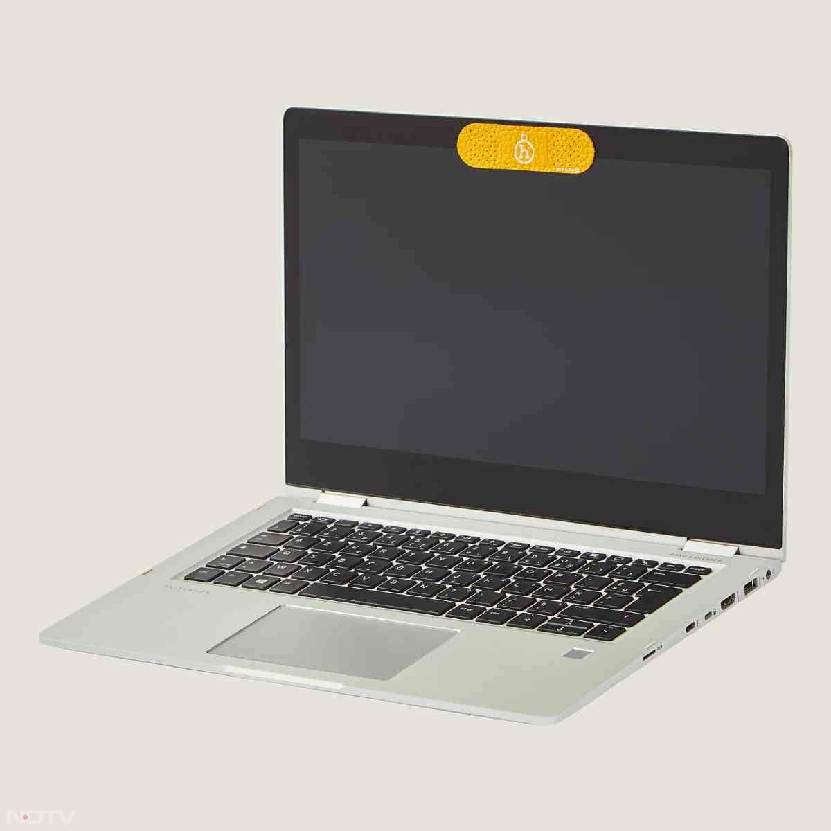 लग्ज़री फैशन ब्रांड अर्मस (Hermes) ने एक बैंडेज लॉन्च की है.ये लग्ज़री बैंडेज तीन रंगों में लाल, बेज और संतरी निकाली है.