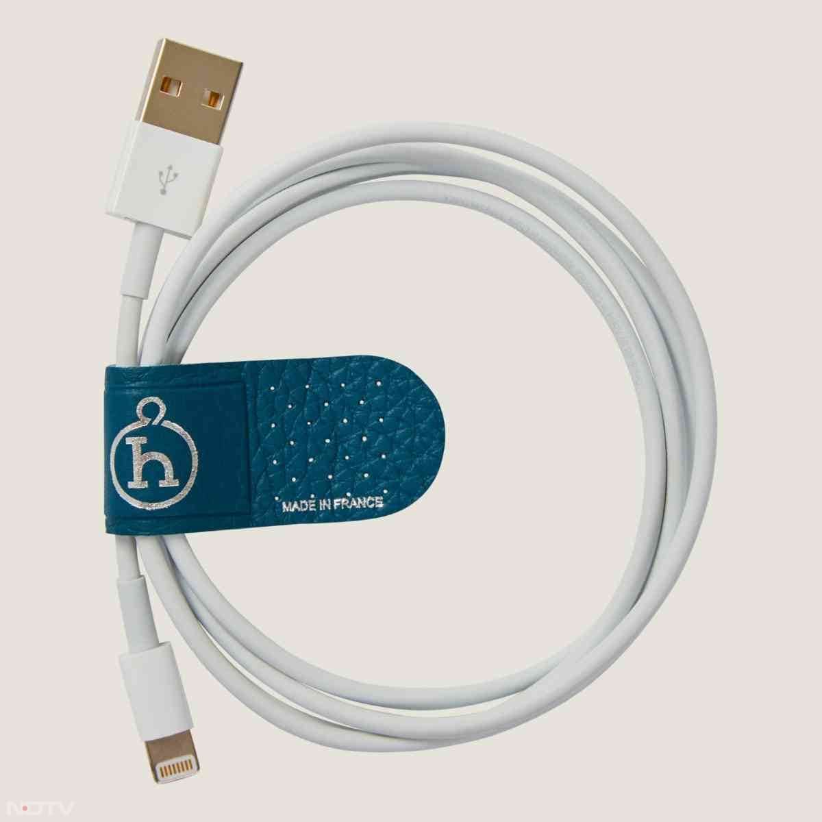 इस बैंडेंज पर अर्मस का लोगो है और साइड में मेड इन फ्रांस लिखा हुआ है.