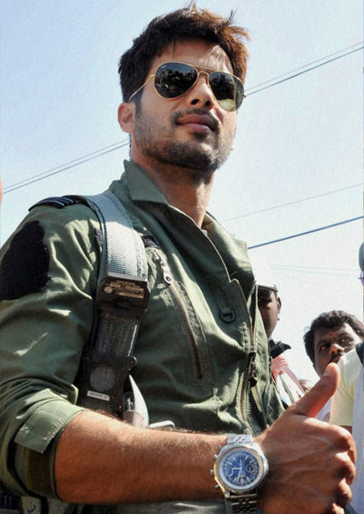 Shahid Kapoor after flying in Lockheed Martin F-16 Super Viper. The actor gave the experience a thumbs up. (Photo courtesy: PTI)