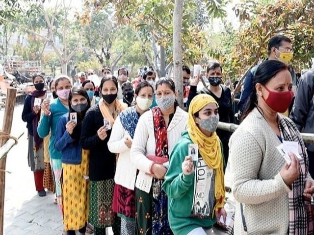 Photo : Himachal Pradesh Vidhan Sabha chunav 2022: हिमाचल में 68 विधानसभा सीटों पर वोटिंग शुरू, लोगों के बीच दिख रहा काफी उत्साह