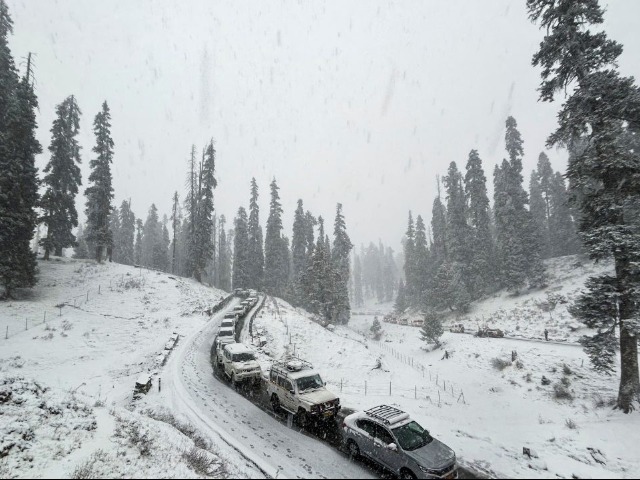 Snowfall Photos:  हिमाचल प्रदेश आणि उत्तराखंडात बर्फवृष्टीला सुरुवात