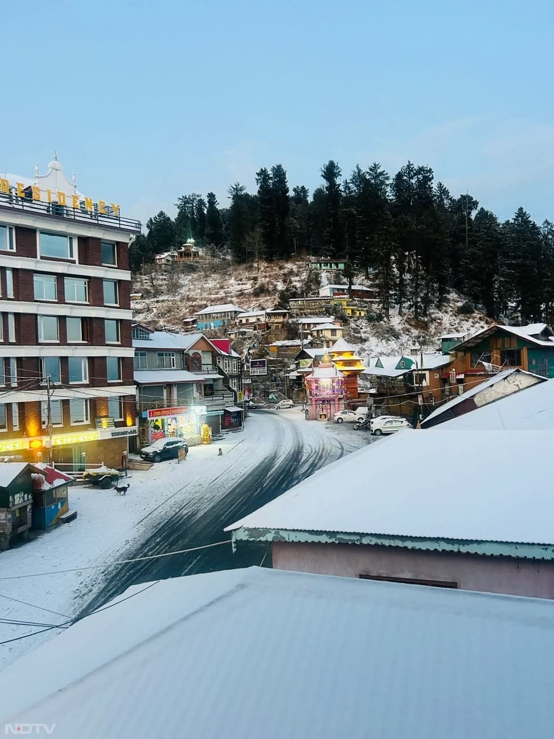 सर्दियों के मौसम में अब बर्फबारी के साथ लोगों के लिए घूमने का सीजन भी शुरू हो गया है. जिन लोगों को बर्फ पसंद है, वो इस वक्त शिमला, नारकंडा आदि का ट्रिप प्लान कर सकते हैं.