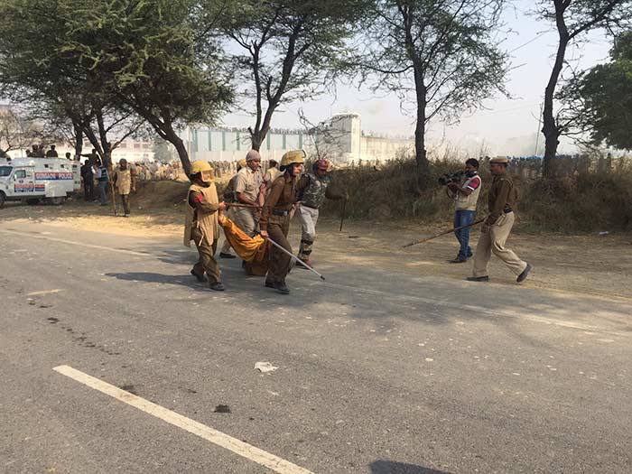 After tearing down the main gate and entering the complex, the police gave devotees 30 minutes to leave the premises.