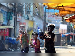 Delhi Me Akele Rehne Wali Ladki Ki Diary: बचपन वाली होली, जो आज भी रंगों से ज्यादा यादों में बसी है