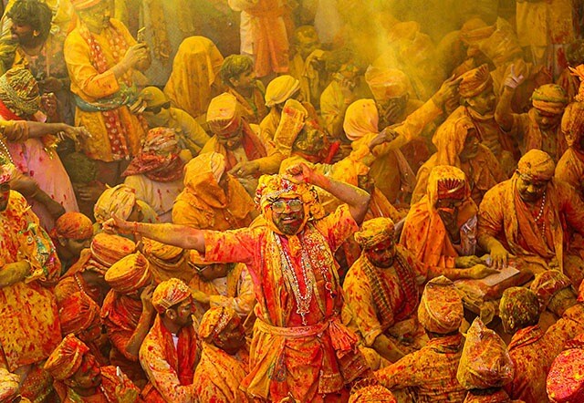 मथुरा के पास बरसाना में श्रीजी मंदिर में 'लड्डू होली' समारोह के दौरान की एक और खूबसूरत तस्वीर. (पीटीआई फोटो)