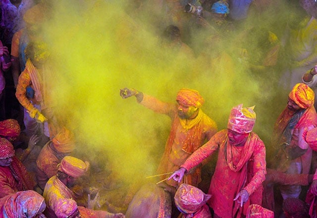 बरसाना के राधा रानी मंदिर में रंगों में सराबोर लोग. (पीटीआई फोटो/कमल किशोर)