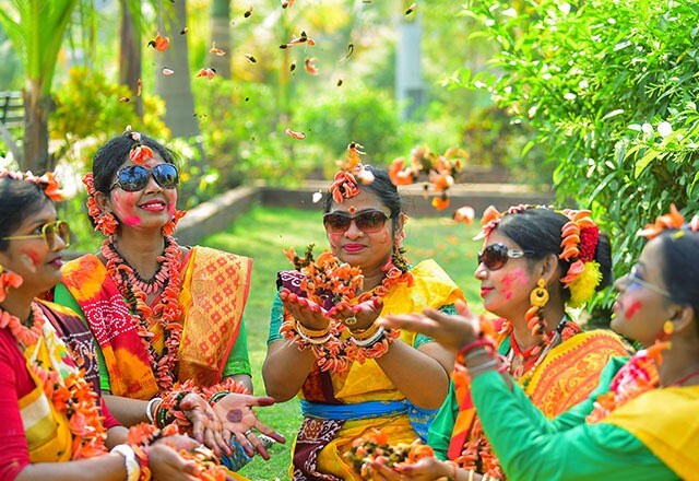 धनबाद में रविवार को राजेंद्र सरोवर में होली के त्योहार से पहले "डोल उत्सव" में भाग लेती महिलाएं. (पीटीआई फोटो)