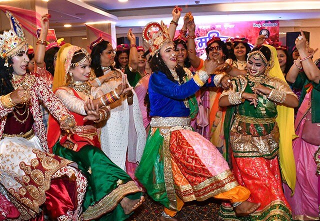 भूमिहार महिला समाज की सदस्य रविवार को पटना में आगामी होली महोत्सव मनाते हुए. (पीटीआई फोटो)