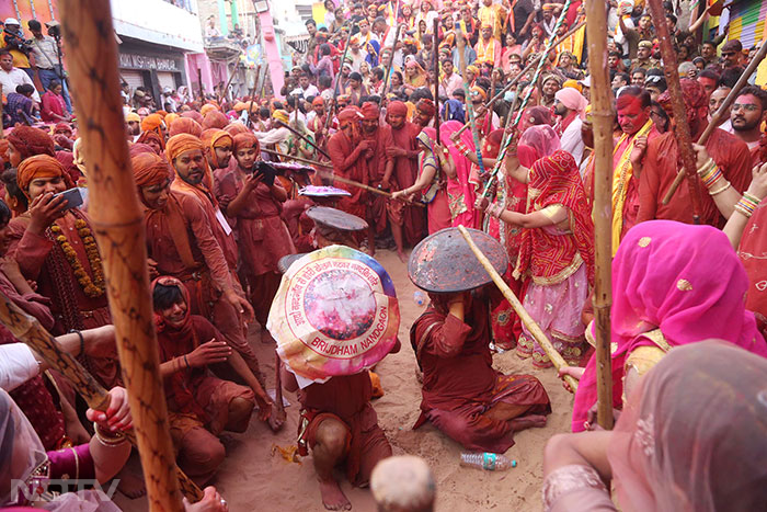 उत्तर प्रदेश के मथुरा में होली का आगाज हुआ. सोमवार को यहां पर लोगों ने लठ मार होली खेली.  फोटो: एएनआई