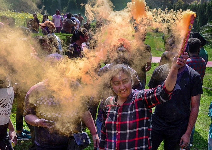 गुरु नानक देव विश्वविद्यालय, अमृतसर में गुरुवार को होली के त्योहार से एक दिन पहले छात्र रंग उड़ाते दिखे. फोटो: पीटीआई