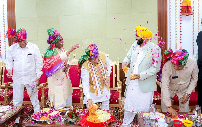 'होली मिलन समारोह' के दौरान पंजाब के मुख्यमंत्री भगवंत मान हरियाणा के मुख्यमंत्री मनोहर लाल, राज्यपाल बंडारू दत्तात्रेय और अन्य के साथ होली खेलते दिखे. फोटो: पीटीआई