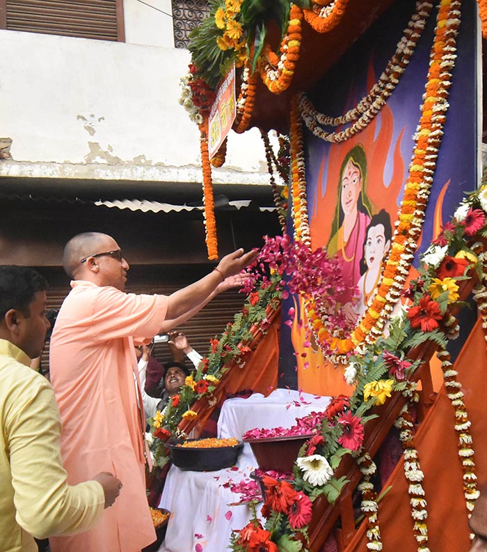 उत्तर प्रदेश के मुख्यमंत्री योगी आदित्यनाथ ने गुरुवार को गोरखपुर में 'होली' के त्योहार की पूर्व संध्या पर 'होलिका दहन समिति शोभायात्रा' के दौरान पूजा-अर्चना की. फोटो: पीटीआई