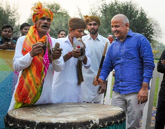 नई दिल्ली में सुंदर नर्सरी में 'होली' के अवसर पर दिल्ली सरकार द्वारा आयोजित 'रंगोत्सव' कार्यक्रम के दौरान कलाकारों के साथ उपमुख्यमंत्री मनीष सिसोदिया. फोटो: पीटीआई