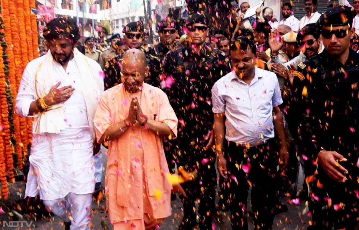 सीएम योगी होली के मौके पर शोभायात्रा में भी शामिल हुए थे. इस दौरान उनके साथ बॉलीवुड एक्टर और बीजेपी नेता रवि किशन भी मौजद रहें.