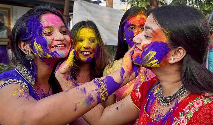 Holi 2022: Women celebrate Holi in Kolkata with colours. (PTI)