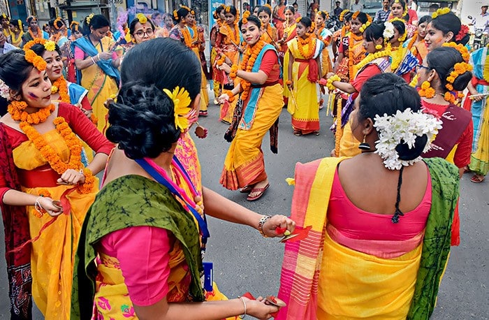 Holi 2022: Women dance and celebrate Holi in Murshidabad, West Bengal. (PTI)
