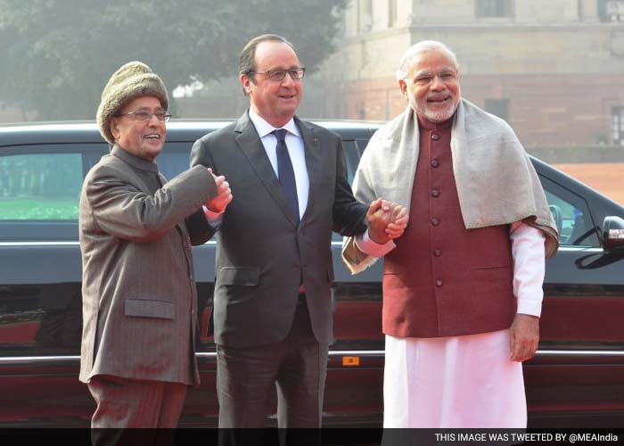 President Pranab Mukherjee and PM Narendra Modi welcome French President Francois Hollande.