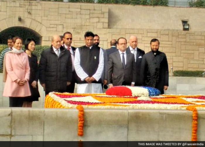 French President Francois Hollande pays tribute to Mahatma Gandhi at Rajghat.