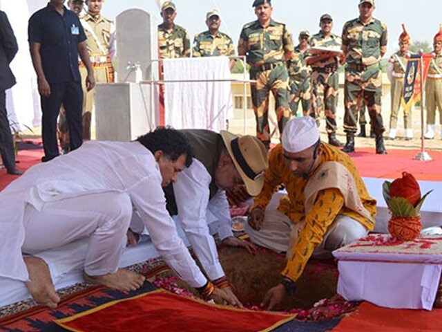 वहीं गृह मंत्री अमित शाह ने राजस्थान में भारत-पाकिस्तान सीमा पर सीमा पर्यटन विकास कार्य की आधारशिला रखी.