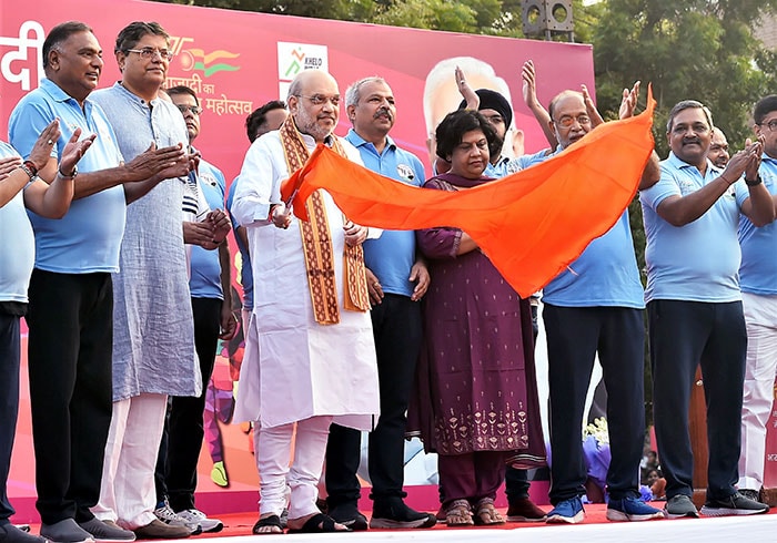 गृह मंत्री अमित शाह ने ‘पीएम नरेंद्र मोदी क्रॉस कंट्री स्लम दौड़' को झंडी दिखाकर किया रवाना