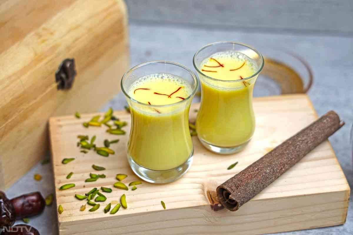 हल्दी दूध पीने से सूजन में राहत मिलती है.