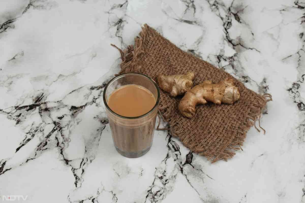 अदरक में सूजन को कम करने में मददगार है. अदरक में सूजन-रोधी गुण होते हैं जो खांसी और गले की खराश से राहत दिलाते हैं. अदरक का रस निकाल लें, और एक चम्मच शहद के साथ दिन में दो-तीन बार सेवन करें. खांसी से राहत मिलती है. Pic Credit- Pexels