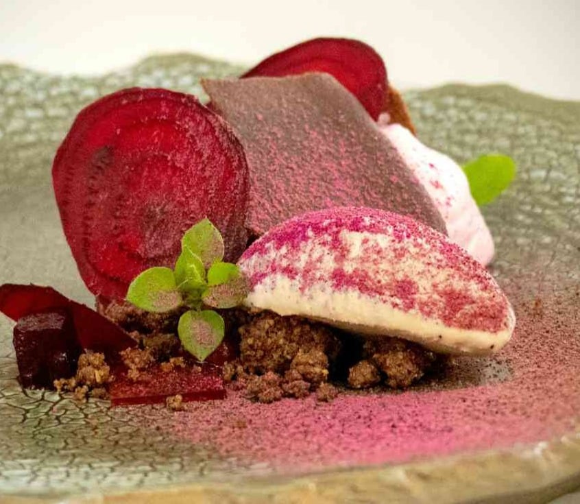 क्रीम ब्&zwj;लश बनाने के लिए एक चम्मच चुकंदर पाउडर में 2-3 बूंद गुलाब जल मिलाकर पेस्ट बना लें. Pic credit- Pexels