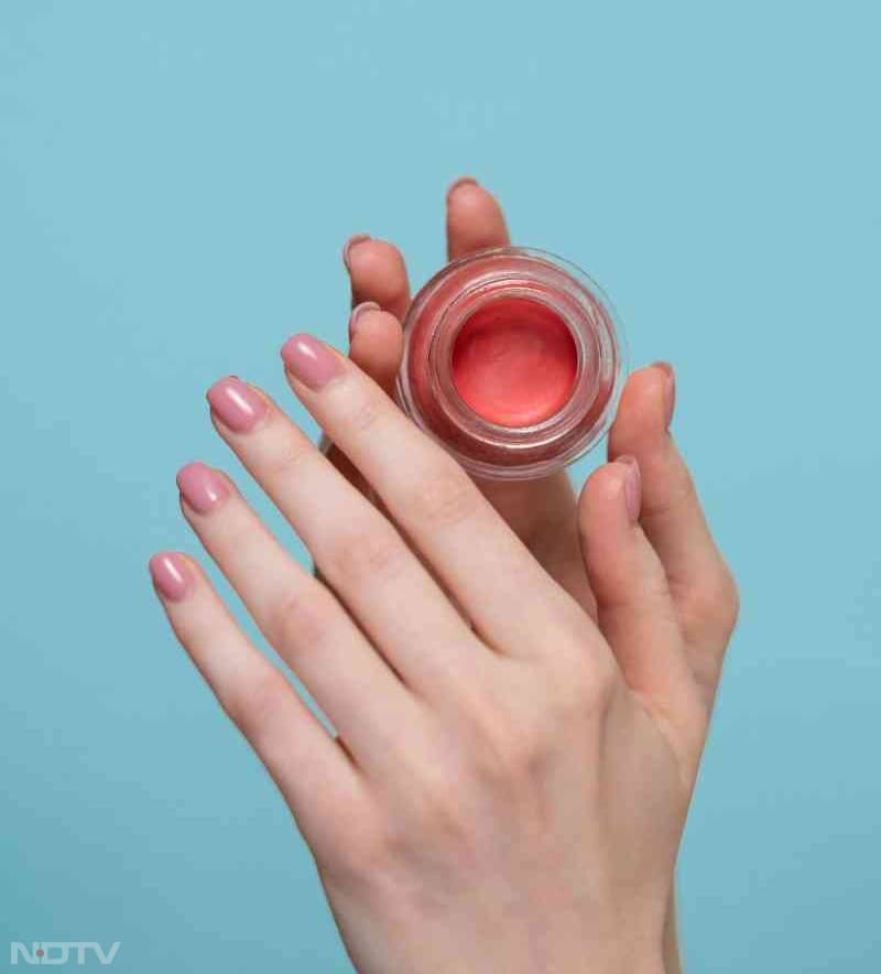 इसे बनाकर एयरटाइट शीशी में स्&zwj;टोर करके रख सकती हैं. इसे लिप्&zwj;स पर भी यूज किया जा सकता है.Pic credit- Pexels