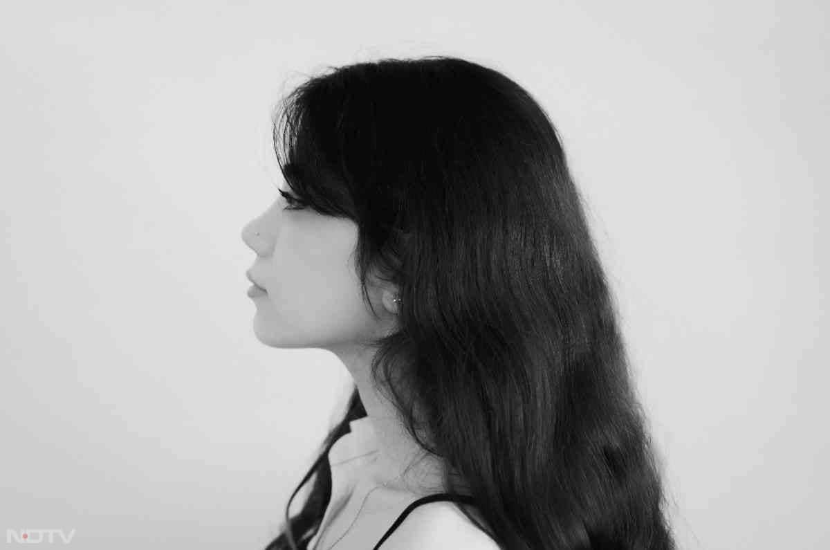 अब एक पैन में नारियल और ऑलिव ऑयल गर्म करें. उसमें मेथी दाना फिर करी पत्ते और आंवला पाउडर डालें. सभी को 5 मिनट धीमी आंच पर पकने दें.