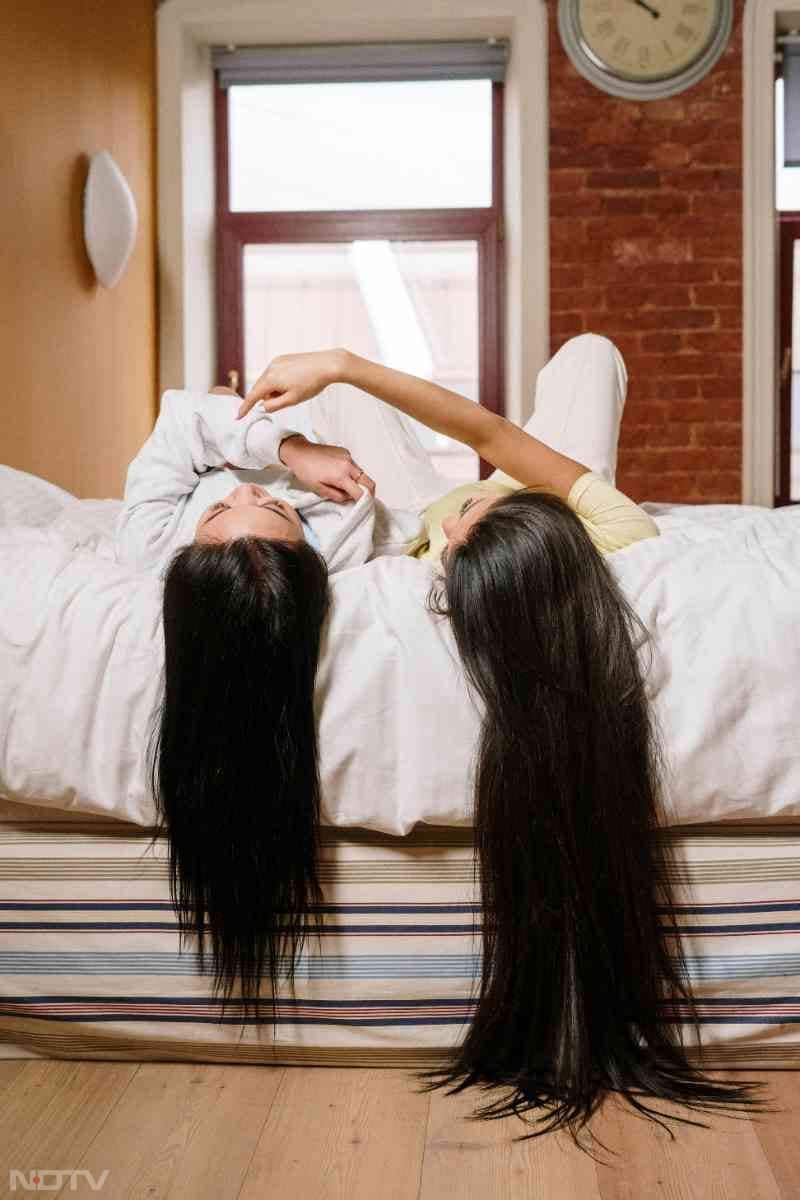 आजकल बालों का झड़ना आम समस्या बन चुकी है. न सिर्फ यंग लोगों में बल्कि बच्चों में भी बालों के झड़ने की समस्या देखने को मिल रही है.